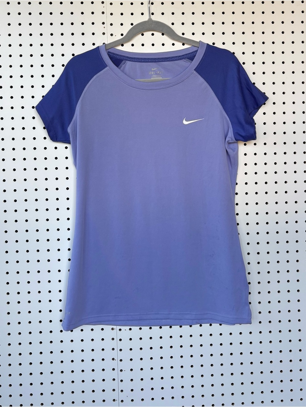 Woman’s Nike Dri-FIT Lavender running  tee features mesh sleeves Size Large